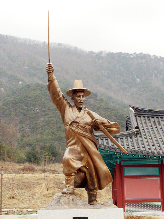 문경시 가은읍 완장리 운강선생 기념관에 있는 선생의 동상. 문경시 제공