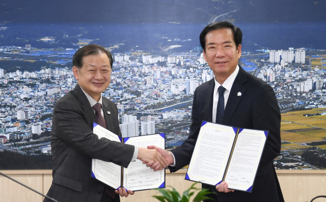 구인모 거창군수와 신희영 대한적십자사 회장이 거창 적십자병원 이전 협약을 체결했다.거창군제공.