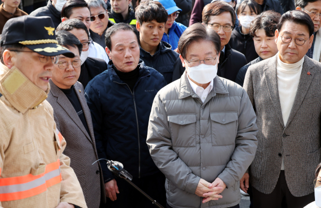 더불어민주당 이재명 대표가 5일 오후 인천시 동구 현대시장 화재 현장에서 소방당국 관계자로부터 화재 발생 경위를 듣고 있다. 연합뉴스