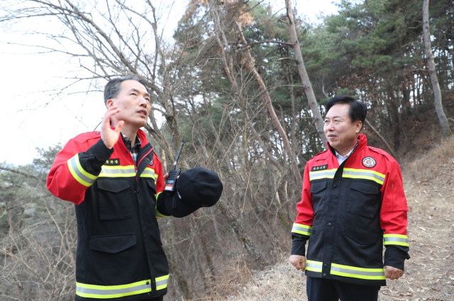 권기창 안동시장이 봄철 산불발생 위험철을 맞아 현장점검에 나서는 등 산불 예방 활동을 당부했다. 안동시 제공