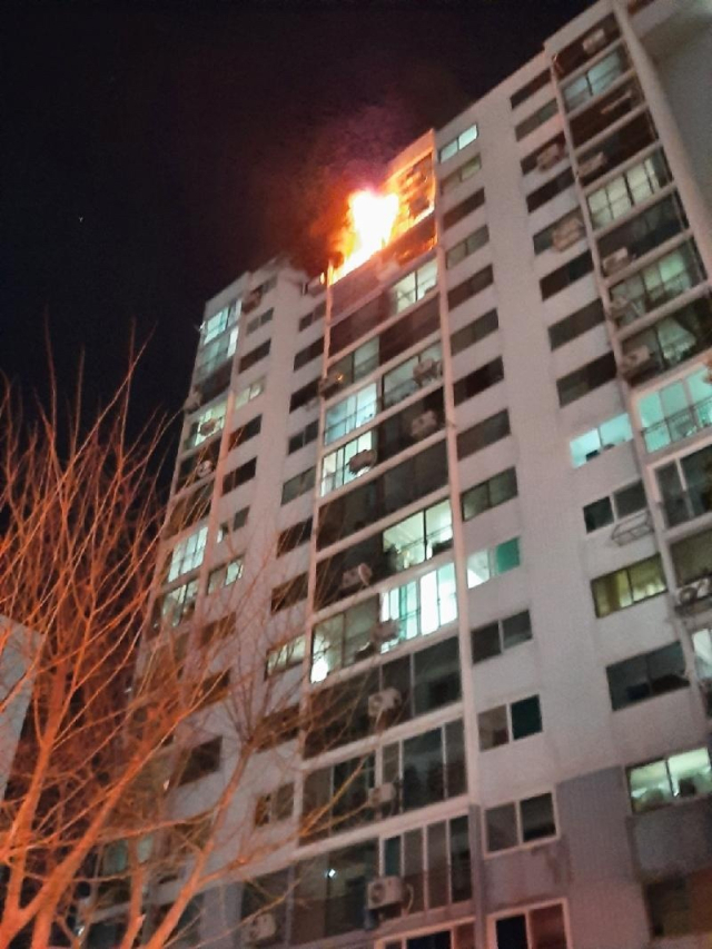 5일 오후 포항시 북구 창포동 한 아파트에서 발생한 화재를 소방대원들이 진압하고 있다. 경북소방본부 제공