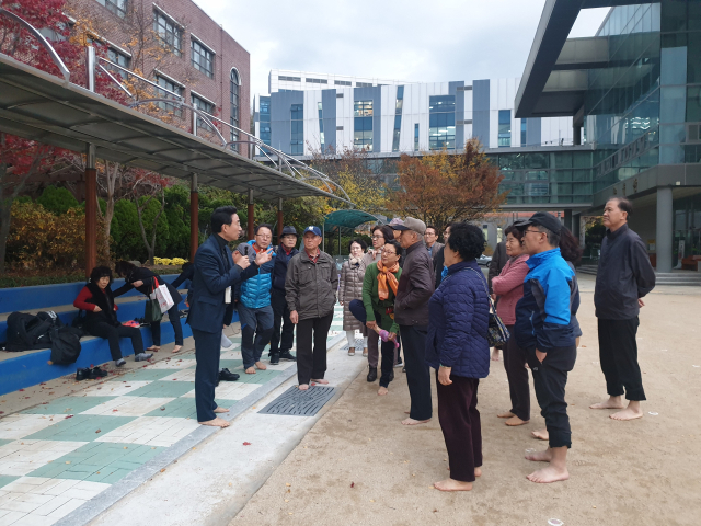 수성문화재단(이사장 김대권) 용학도서관은 대한민국 맨발학교(교장 권택환)와 함께 걷기인문학 를 운영한다. 수성문화재단 제공