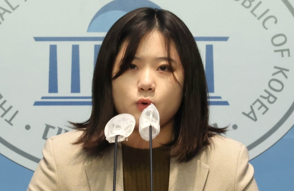 더불어민주당 박지현 전 비상대책위원장과 청년 당원들이 6일 국회 소통관에서 민주당이 나아가야 할 길이란 주제로 기자회견을 하고 있다. 연합뉴스