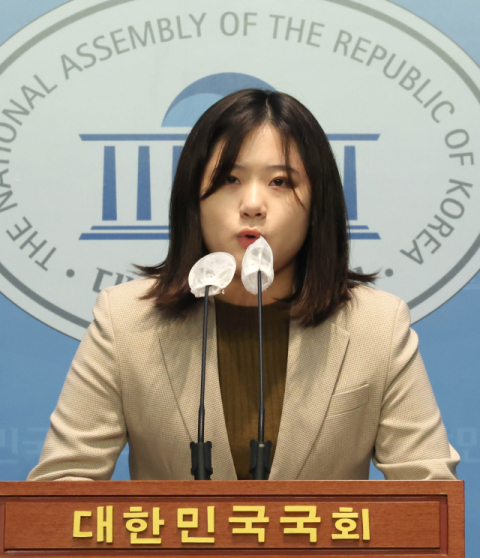 더불어민주당 박지현 전 비상대책위원장과 청년 당원들이 6일 국회 소통관에서 민주당이 나아가야 할 길이란 주제로 기자회견을 하고 있다. 연합뉴스