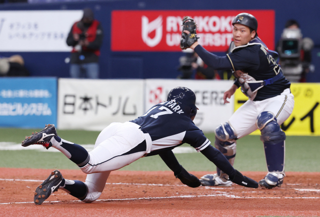 6일 오사카돔에서 열린 WBC 한국 대표팀과 일본 오릭스와의 연습경기. 9회초 1사 1,3루 상황에서 이지영이 친 외야 플라이에 3루주자 박해민이 홈으로 들어오고 있다. 연합뉴스