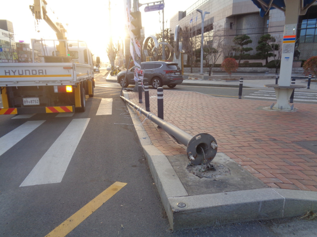 지난 1월 20일 오전 포항시 북구 죽도동 5호광장에서 쓰러진 가로등을 포항시 등이 수습하고 있다. 독자 제공.