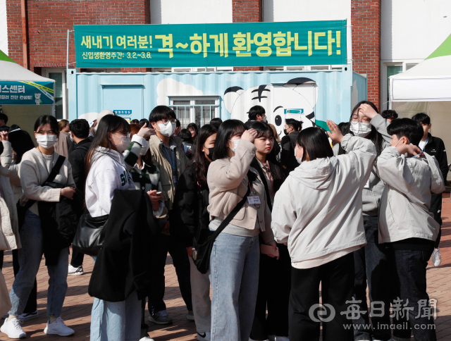 6일 대구대 경산캠퍼스에서 새학년 새학기와 함께 동아리 가두 모집이 시작돼 랩뮤직 동아리 선배들이 새내기의 관심을 끌기 위해 열창을 하고 있다. 우태욱 기자 woo@imaeil.com