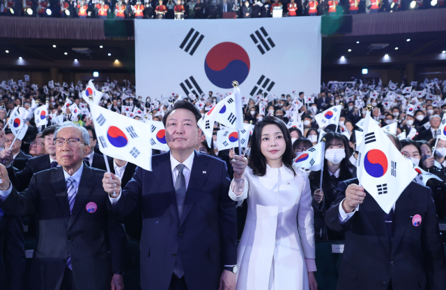 윤석열 대통령과 김건희 여사가 지난 1일 서울 중구 유관순 기념관에서 열린 제104주년 3.1절 기념식에서 3.1절 노래를 제창하고 있다. 연합뉴스