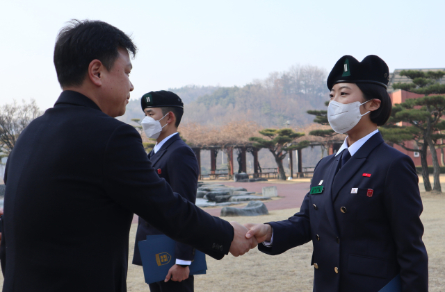 최재혁(왼쪽) 총장이 후보생의 승급을 축하하고 있다. 경북전문대 제공