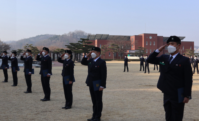 국기에 대한 경례를 하고 있다. 경북전문대 제공