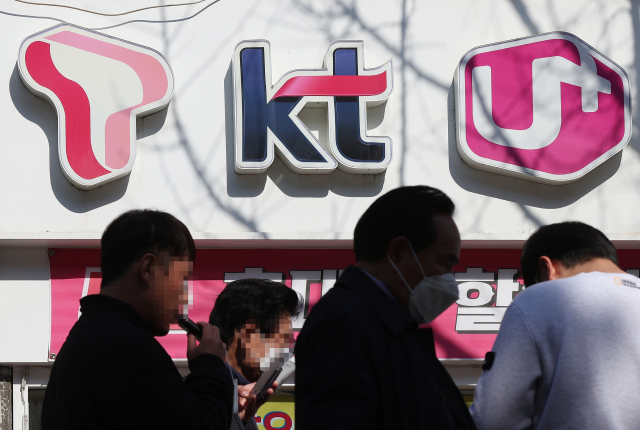 공정거래위원회가 통신·은행 업계에 대한 직권조사에 착수한 27일 서울 시내 휴대전화 판매점 모습. 이날 업계에 따르면 공정위 시장감시국은 이날 SK텔레콤·LG유플러스·KT 등 이동통신 3사에 조사관을 보내 현장 조사를 벌이고 있다. 공정위 카르텔조사국도 신한·KB국민·하나·우리·NH농협 등 6개 은행에 대한 현장 조사에 착수했다. 연합뉴스