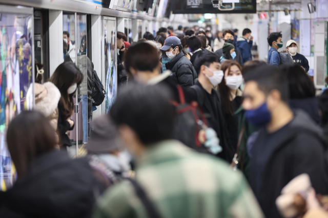 정부가 마스크 착용 의무 완전 해제 및 확진자 격리 조정 논의를 공식화했다. 조규홍 보건복지부 장관은 지난 3일 중앙재난안전대책본부 회의에서 