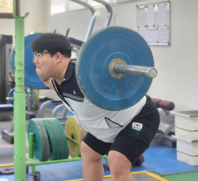 경북 경산 남천면 협석리 역도장에서 경북도개발공사 역도팀의 남지용 선수가 스쿼트 훈련을 하는 모습. 신중언 기자