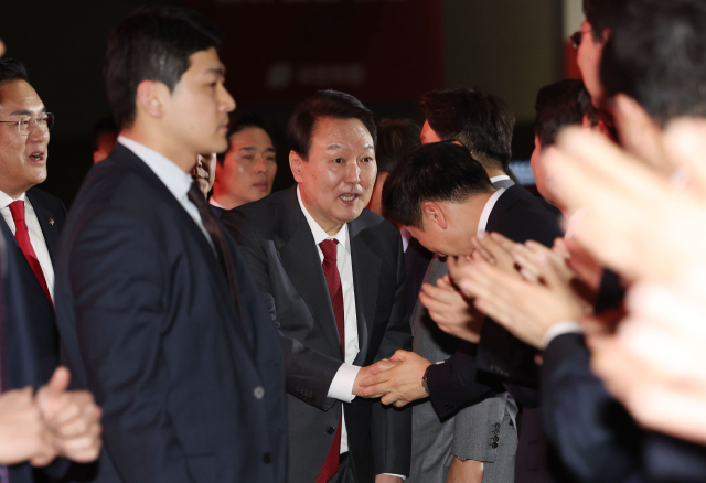 윤석열 대통령이 8일 경기도 고양시 킨텍스에서 열린 국민의힘 제3차 전당대회에 입장하며 김기현 당대표 후보 등과 차례로 인사하고 있다. 연합뉴스