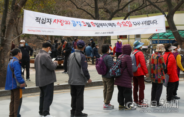 대한적십자사 대구지사의 올해 첫 무료급식봉사가 8일 두류공원에서 재개돼 자원봉사자들이 식기 세척을 하고 있다. 우태욱 기자 woo@imaeil.com