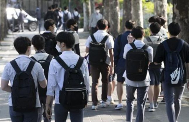 최근 인구가 급증한 달성군 세천리 지역에 중학교 신설 요구가 빗발치고 있다. 등교하는 중학생 모습. 매일신문DB.