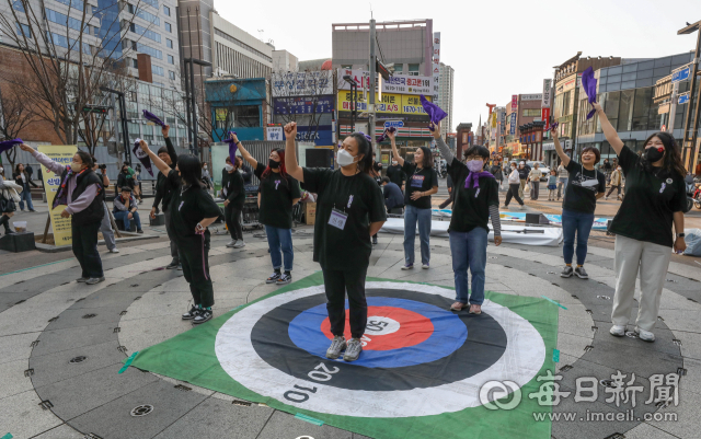 8일 세계 여성의 날을 맞아 대구 중구 동성로 관광안내소 앞 광장에서 대구경북여성단체연합 회원들이 성매매처벌법개정촉구 1만 서명운동을 펼치고 있다. 우태욱 기자 woo@imaeil.com