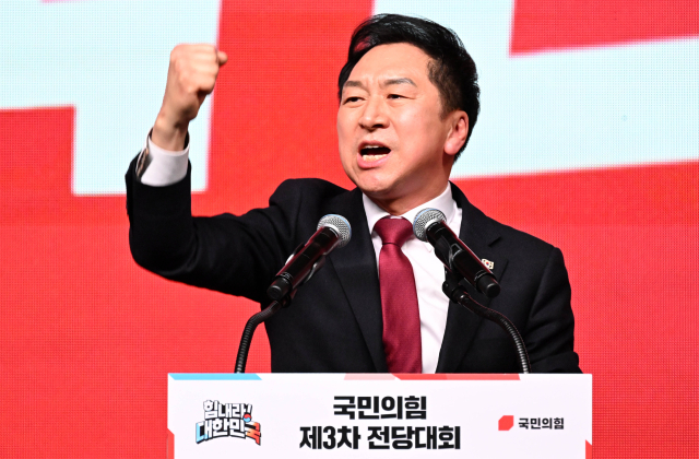 국민의힘 김기현 신임 당 대표가 8일 오후 경기도 고양시 일산 킨텍스에서 열린 국민의힘 제3차 전당대회에서 당 대표로 선출된 후 수락연설을 하고 있다. 연합뉴스