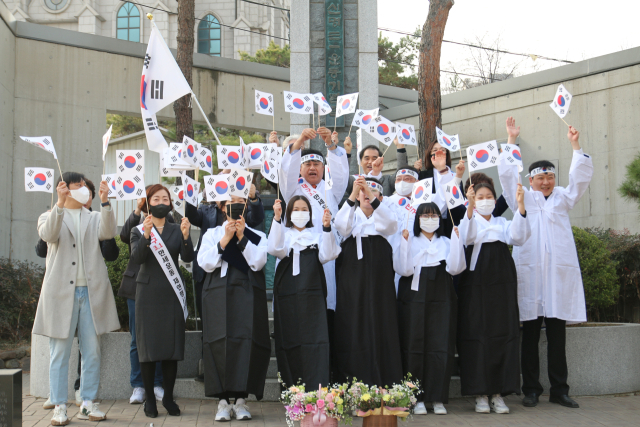 지난 8일 신명 3·1운동 기념탑 앞에서 학생들이 대구 3·8 만세운동을 재현하고 있다. 대구시교육청 제공