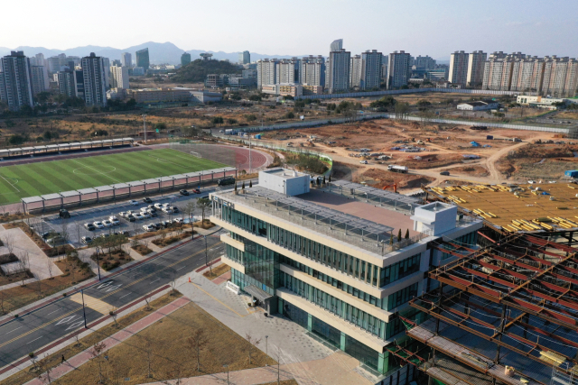 감사원이 전임 문재인 정부 국정과제로 개교한 한국에너지공과대학교(한전공대)의 설립 과정에 대한 감사에 착수했다. 감사원은 8일부터 오는 31일까지 한국전력공사와 산업통상자원부, 교육부, 나주시 등 4곳을 대상으로 한전공대의 설립 적법성 등을 들여다보는 실지감사(현장감사)를 진행한다고 밝혔다. 사진은 8일 오후 전남 나주시 한국에너지공과대학교(KENTECH) 전경. 연합뉴스