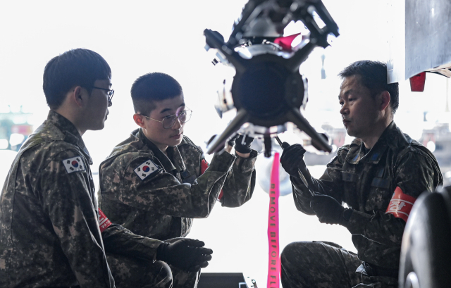 제11전투비행단 무장정비사들이 F-15K 무장을 장착하고 있다. 11전비 제공