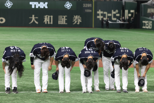 지난 3월 10일 일본 도쿄돔에서 열린 2023 월드베이스볼클래식(WBC) B조 본선 1라운드 한국과 일본의 경기가 한국의 4대13 패배로 끝난 뒤 한국 투수들이 고개 숙여 인사하고 있다. 연합뉴스