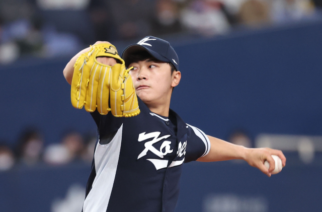 7일 오사카돔에서 열린 WBC 한국 대표팀과 일본 한신 타이거즈의 연습경기. 6회말 한국 김윤식이 역투하고 있다. 연합뉴스