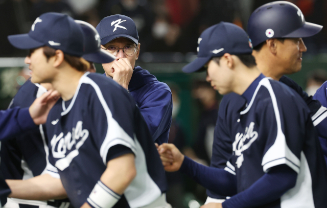 13일 일본 도쿄돔에서 열린 2023 월드베이스볼클래식(WBC) B조 본선 1라운드 한국과 중국의 경기. 5회말 22대2 콜드게임 승리로 경기를 마친 한국 이강철 감독 등이 그라운드를 떠나고 있다. 연합뉴스