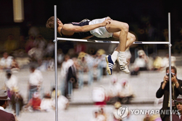 포스베리가 1968년 멕시코시티 올림픽에서 배면뛰기 기술로 바를 넘는 장면. AP=연합뉴스