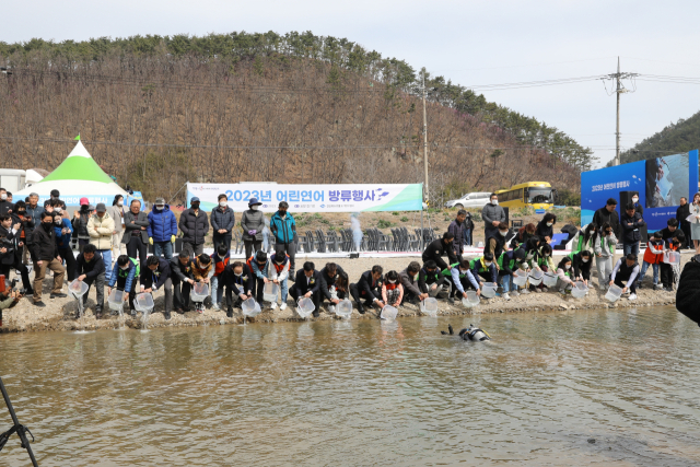 경상북도 민물고기연구센터는 14일 오전 포항 장기천에서 어린 연어 10만 마리 방류 행사를 열었다. 경북도 제공