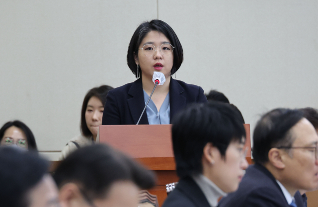 기본소득당 용혜인 의원이 14일 오전 서울 여의도 국회에서 열린 기획재정위원회 전체회의에서 법안 제안설명을 하고 있다. 연합뉴스