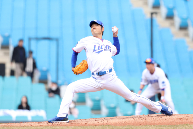 삼성라이온즈 좌완 백정현이 15일 대구삼성라이온즈파크에서 열린 LG트윈스와 시범경기에서 선발로 나서 역투하고 있다. 삼성라이온즈 제공