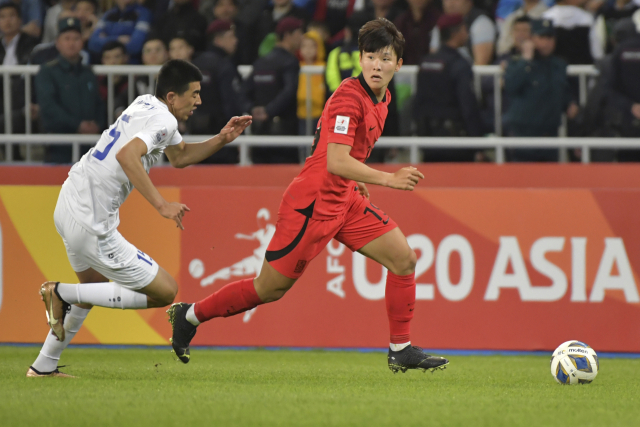 15일 우즈베키스탄 타슈켄트의 밀리 스타디움에서 열린 아시아축구연맹(AFC) 20세 이하(U-20) 아시안컵 준결승. 드리블하는 한국 김희승. AP=연합뉴스