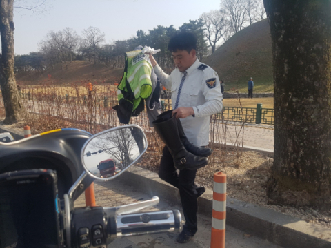 물에 빠진 승용차 운전자 구조한 경주 경찰관 