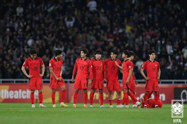 김은중 감독이 이끄는 한국 U-20 축구대표팀이 15일 우즈베키스탄 타슈켄트의 분요드코르 스타디움에서 열린 2023 U-20 아시안컵 4강에서 우즈베키스탄에 패한 뒤 아쉬워하고 있다. 대한축구협회 제공