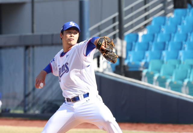 삼성라이온즈 장필준이 16일 대구삼성라이온즈파크에서 열린 LG트윈스와의 시범경기에서 마운드에 오르고 있다. 삼성라이온즈 제공