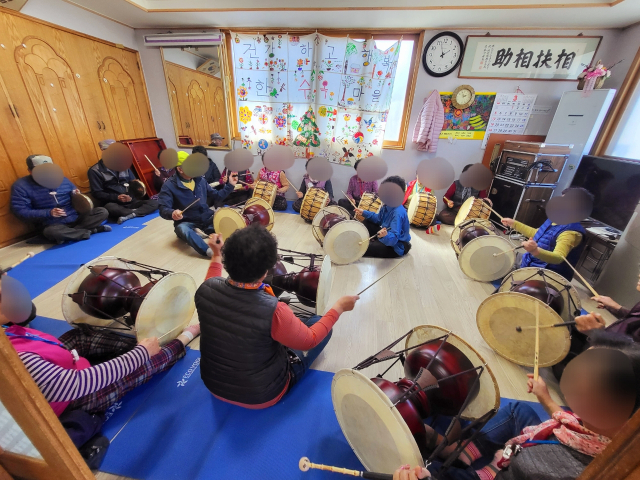 거창군 치매안심마을 주민들이 장구 수업을 받으며 어깨춤을 들썩인다,거창군제공