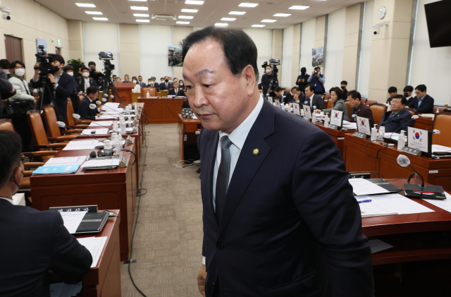 한기호 국회 국방위원장이 17일 오전 국회 국방위원회 전체회의실에서 더불어민주당 위원들에게 의원석에 게시된 피켓을 떼 달라고 요청하다 받아들여지지 않자 회의장을 나서고 있다. 연합뉴스