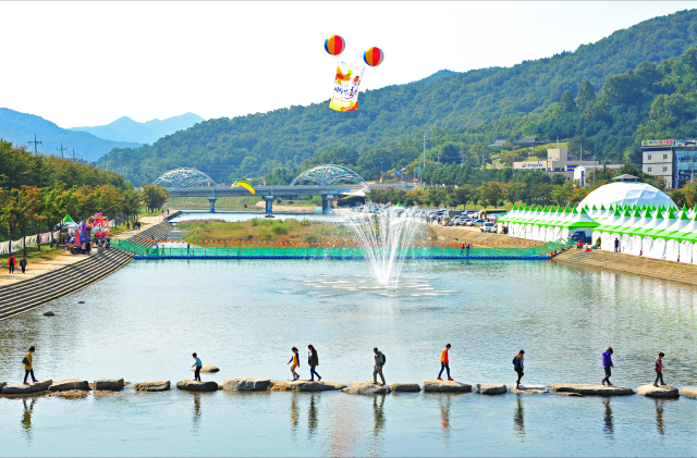 상주시내 도심을 통과하고 있는 북천의 모습. 상주시 제공