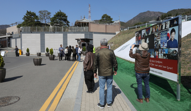 19일 대구 달성군 박근혜 전 대통령 사저를 찾은 시민들이 시설물을 둘러보고 있다. 김영진 기자 kyjmaeil@imaeil.com