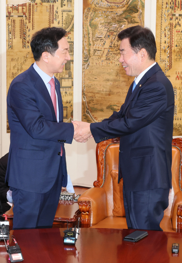 국민의힘 김기현 대표가 20일 오전 국회의장실을 찾아 김진표 국회의장과 악수하고 있다. 연합뉴스