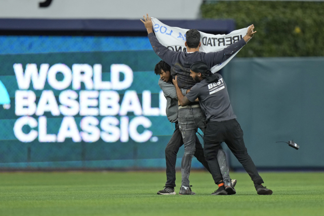 20일 미국 플로리다주 마이애미 론디포 파크에서 열린 2023 월드베이스볼클래식(WBC) 미국과 쿠바의 준결승에서 관중이 난입해 경기가 잠시 중단되는 헤프닝이 벌어졌다. 연합뉴스