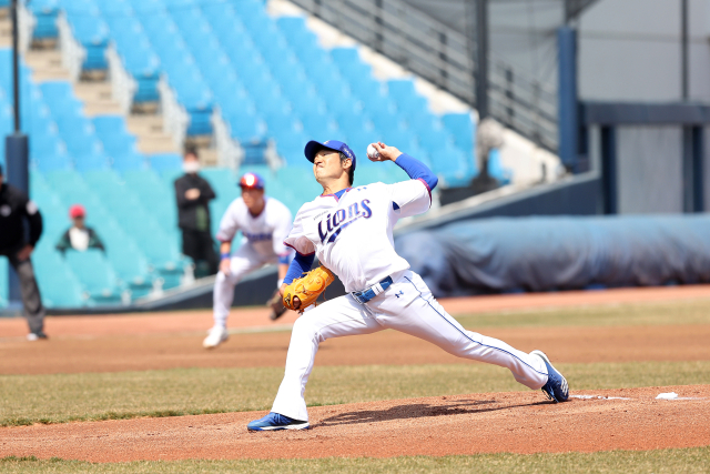 삼성라이온즈 백정현이 20일 대구삼성라이온즈파크에서 열린 롯데자이언츠와 시범경기에서 선발로 마운드에 올라 역투하고 있다. 삼성라이온즈 제공