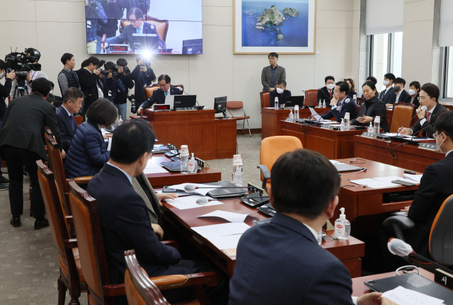 20일 오후 열린 국회 교육위원회 전체회의에서 유기홍 위원장이 의사봉을 두드리고 있다. 연합뉴스