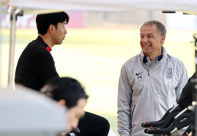 위르겐 클린스만 축구 국가대표팀 감독과 손흥민이 21일 오전 경기도 파주 NFC(축구대표팀 트레이닝센터)에서 훈련에 앞서 대화하고 있다. 연합뉴스