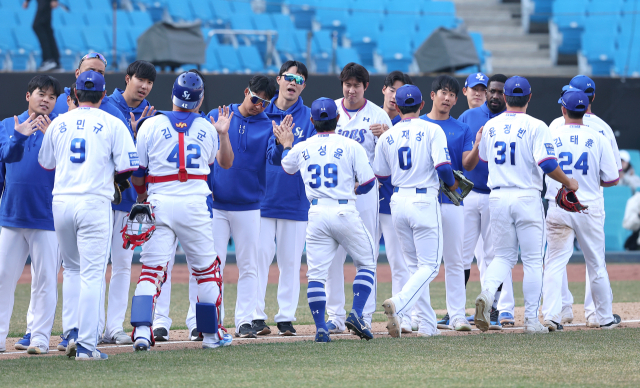 21일 대구삼성라이온즈파크에서 열린 롯데자이언츠와 시범경기 2차전에서 12대10 승리를 거둔 삼성라이온즈 선수단. 삼성라이온즈 제공