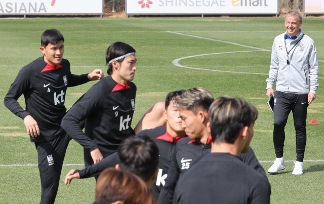 위르겐 클린스만 축구 국가대표팀 감독이 22일 오전 경기도 파주 NFC(축구대표팀 트레이닝센터)에서 김민재, 조규성 등 선수들의 평가전 대비 훈련 모습을 지켜보고 있다. 연합뉴스