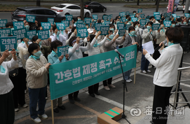 지난 3월 22일 대구경북 간호사, 지역 간호대 학생, 간호법제정추진 범국민운동본부 회원 100여 명이 오전 국민의힘 대구시당 앞 모여 간호·돌봄에 대한 국민의 절실한 요구를 반영한 간호법 제정을 촉구하는 집회를 열고 있다. 우태욱 기자 woo@imaeil.com