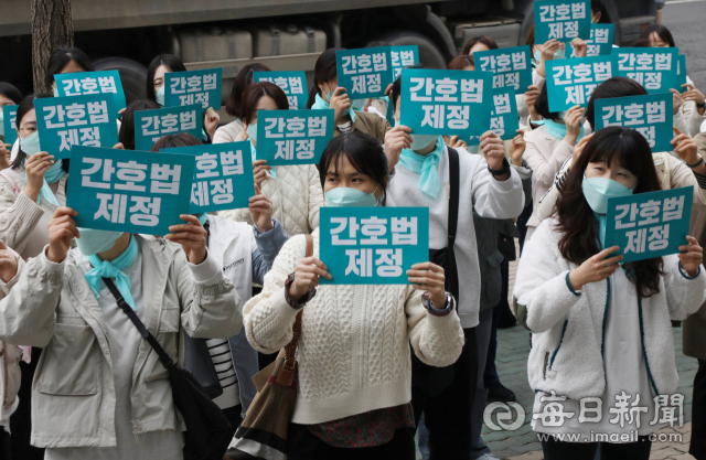 대구경북 간호사, 지역 간호대 학생, 간호법제정추진 범국민운동본부 회원 100여 명이 지난달 22일 오전 국민의힘 대구시당 앞에서 간호법 제정을 촉구하는 집회를 열고 있다. 우태욱 기자 woo@imaeil.com