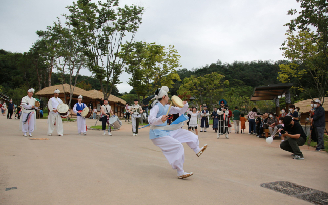 영주 선비세상에서 주말 공연퍼레이드가 열리고 있다. 영주시 제공